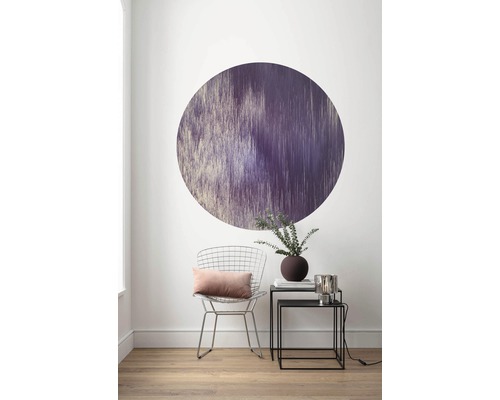 Woonkamer met muursticker, stoel en bijzettafel