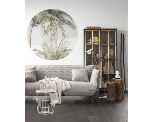 Woonkamer met bank, tafel, kast en wanddecoratie met palmboommotief voor een tropische sfeer