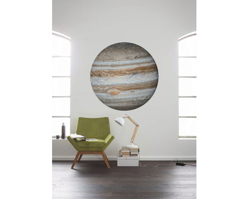Kamer met een muursticker die de planeet Jupiter voorstelt, een groene fauteuil en een lamp
