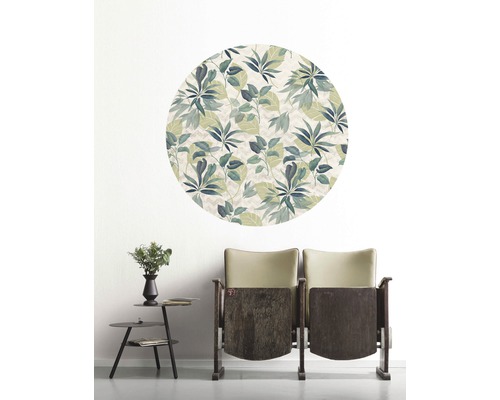 Muursticker met botanisch motief boven twee bioscoopstoelen