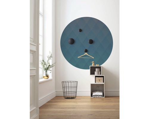 Licht ingerichte kamer met een ronde muurschildering, haken, kledinghanger, draadmand en plank