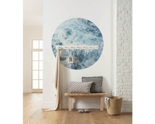 Entree met houten bank, kussens en muursticker met zeethema