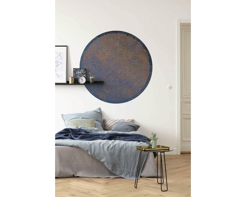 Slaapkamer met bed en muursticker in mandala-design