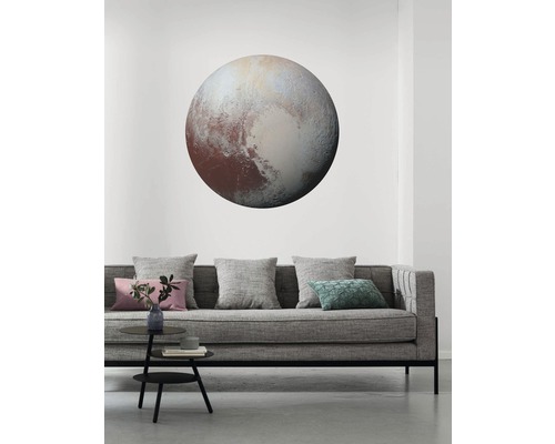 Woonkamer met grijze bank en muursticker van Pluto