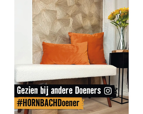 Decoratief interieur met zitbank, kussens en bloemen op bijzettafel