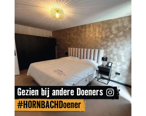 Slaapkamer met bed, nachtkastje en plafondlamp