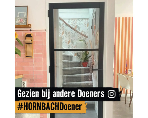 Interieurweergave met trap achter een glazen deur