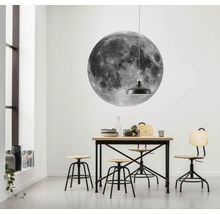 Eetkamer met tafel, stoelen, hanglamp en muursticker maan