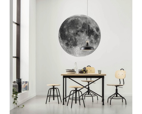 Eetkamer met tafel, stoelen, hanglamp en muursticker maan