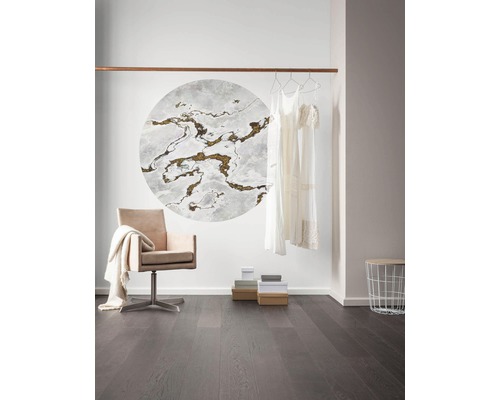 Modern interieur met decoratie, stoel, kleding en houten vloer