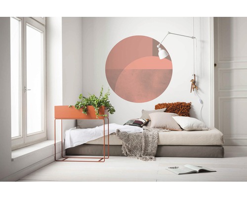 Lichte kamer met bed, wanddecoratie en planten in een plantenbak