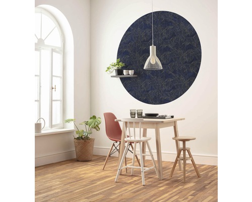 Eetkamer met eettafel, stoelen, hanglamp en wanddecoratie