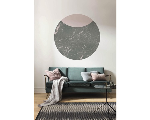 Woonkamer met bank, kussens, deken, tapijt en wanddecoratie