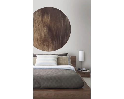 Slaapkamer met houten bed, nachtkastje en wanddecoratie