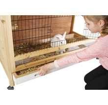 Houten konijnenhok met lade en kind