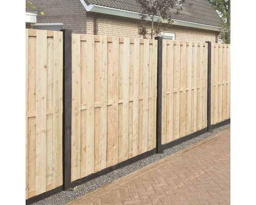Houten schutting met rechte rand en houten palen