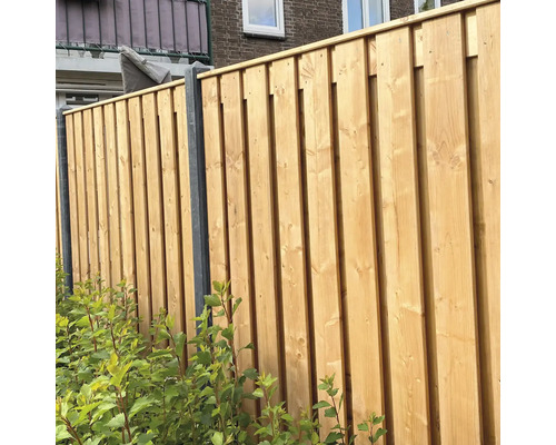 Houten schutting met metalen palen als privacy scherm