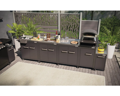 Buitenkeuken met barbecue, spoelbak en pizzaoven op een terras
