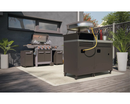 Buitenaanzicht met gasbarbecue, pizzaoven en plantenbakken op een terras