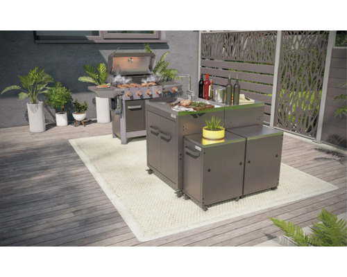 Buitenruimte met buitenkeuken inclusief barbecue en onderkasten op een terras