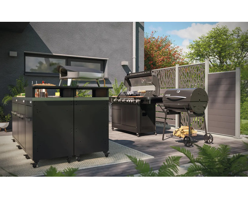 Buitenkeukenscène met grillwagen, gasbarbecue en privacyscherm op een terras.