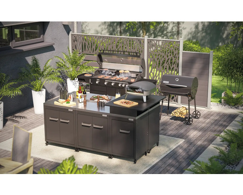 Buitenkeuken met barbecue, pizzaoven en werkblad in de tuin