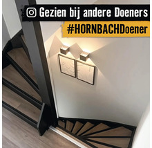Trap met houten treden, wandlampen en twee ingelijste afbeeldingen