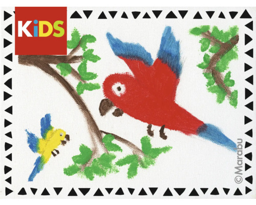 Illustratie met een rode en een gele papegaai op takken met bladeren, omlijst door een driehoekig patroon