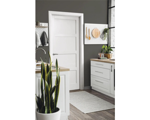 Lichte keuken met witte deur, keukenkasten en houten vloer