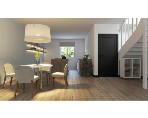 Lichte eetkamer met ronde tafel, stoelen, planken, deur en trap