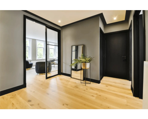 Interieur met glazen deur, spiegel en houten vloer