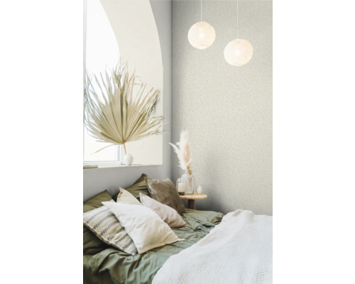 Slaapkamer met bed, kussens, bijzettafel en decoratieve objecten