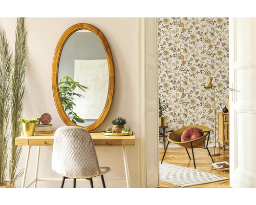 Licht interieur met ovale spiegel, bureau en bloemenbehang