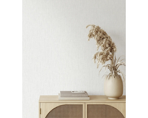 Decoratief stilleven met vaas, rietgras en houten dressoir