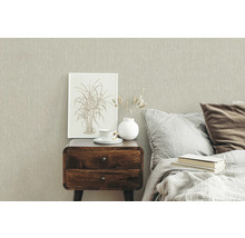 Slaapkamer met beige behang, nachtkastje en bed