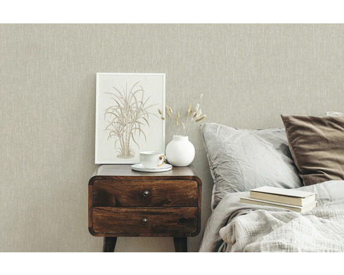 Slaapkamer met beige behang, nachtkastje en bed