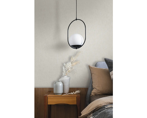 Scene met nachtkastje, decoratie en hanglamp met metalen frame en bolvormige lampenkap