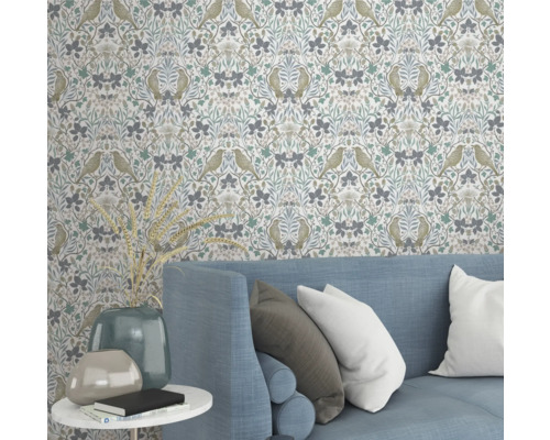 Decoratief behang met vogel- en plantmotief in de woonkamer boven een bank