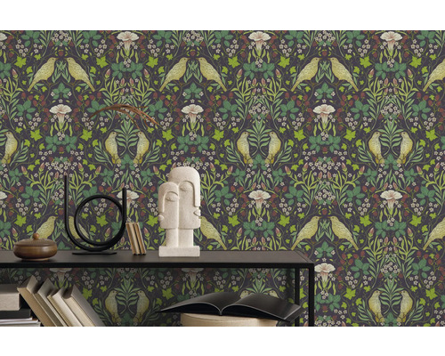 Behang met vogel- en plantmotief op een muur