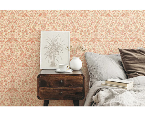 Slaapkamer met patroonbehang, nachtkastje en bed
