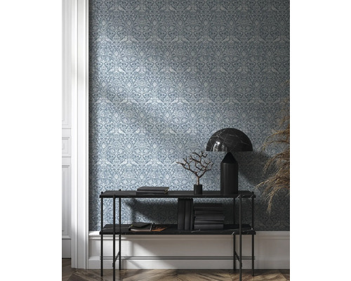 Kamerweergave met patroonbehang, console, boeken en decoratie