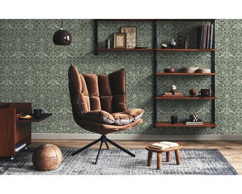 Woonkamer met fauteuil, plank en behang met patroon