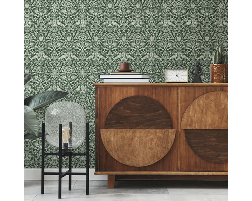 Interieur met groen patroonbehang en een houten kast