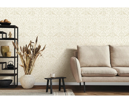 Woonkamer met bank en behang met motief