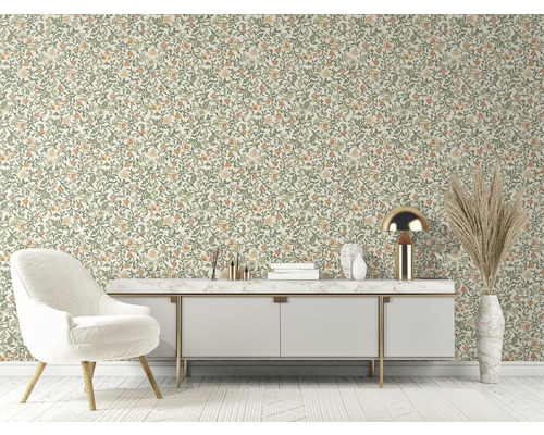 Decoratieve wand met bloemenbehang, dressoir en fauteuil