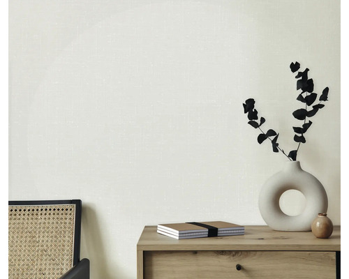 Lichte kamer met commode, vaas met planten, notitieblokken en stoel