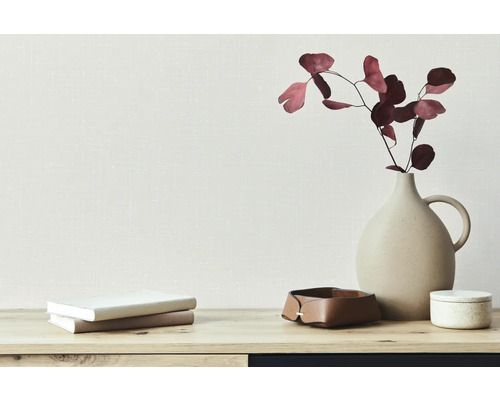 Decoratie met vaas, droogbloemen, stapel boeken en opbergdoos op een tafel