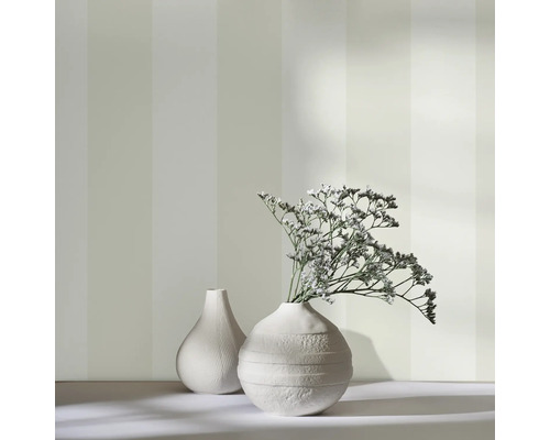 Twee witte vazen met droogbloemen voor een gestreept behang