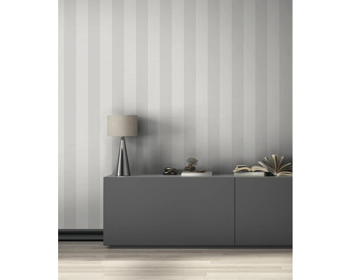Woonkamer met gestreept behang, dressoir en tafellamp