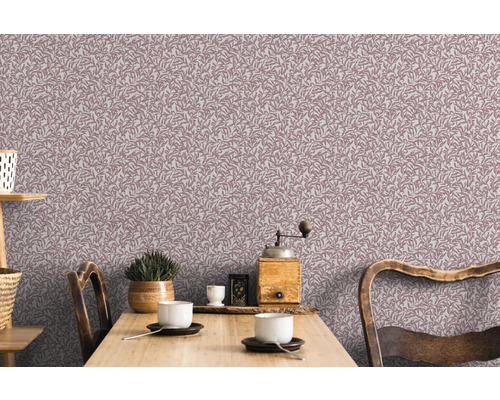 Woonkamer met bloemenbehang en houten eettafel